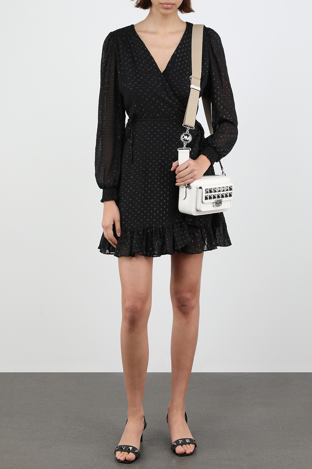 תמונת כל הלוק של תיק קרוס קאמרה מעור לבן עם ניטים כסופים